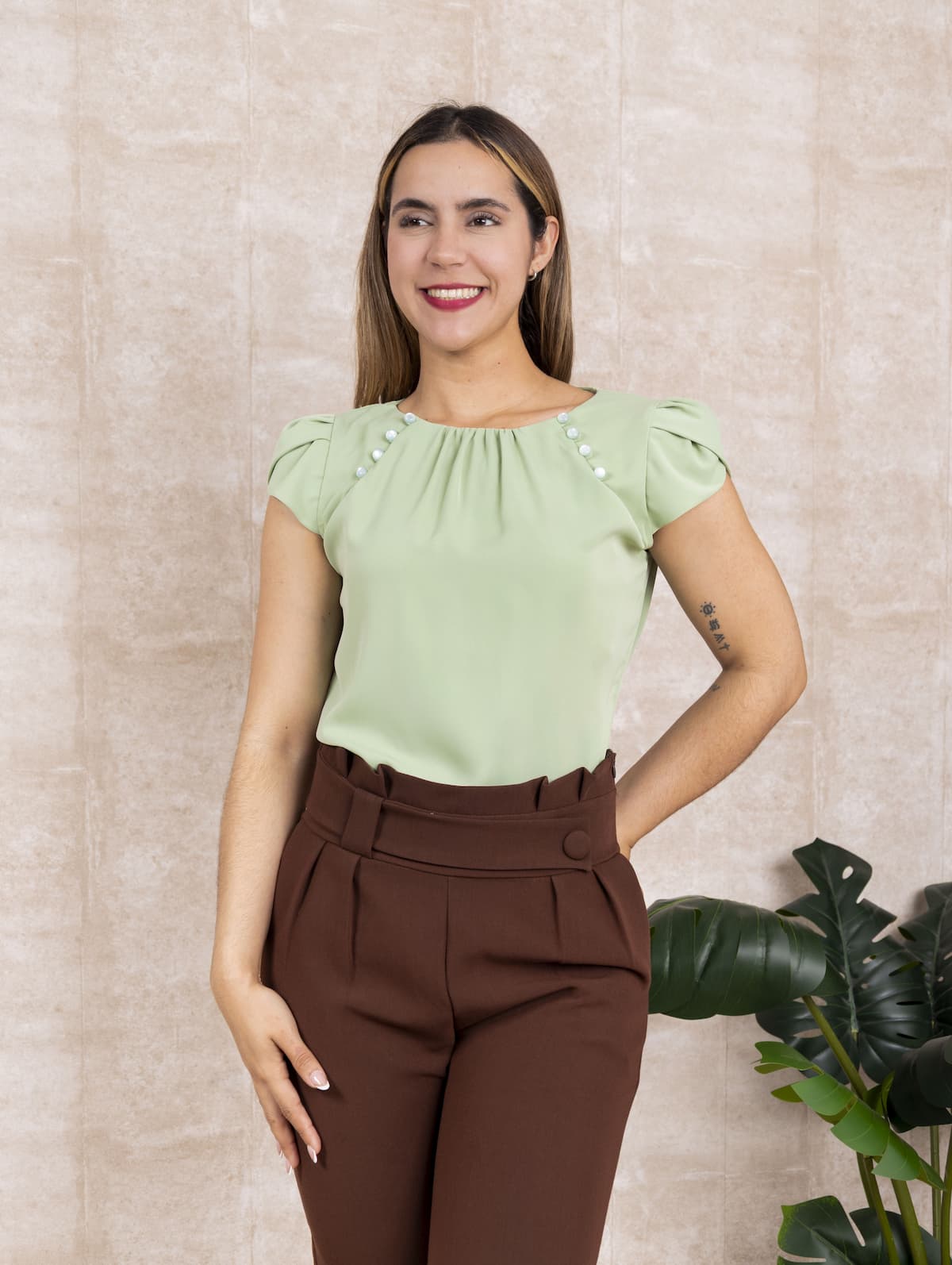 blusa maria con manga tulipan y botones frontales