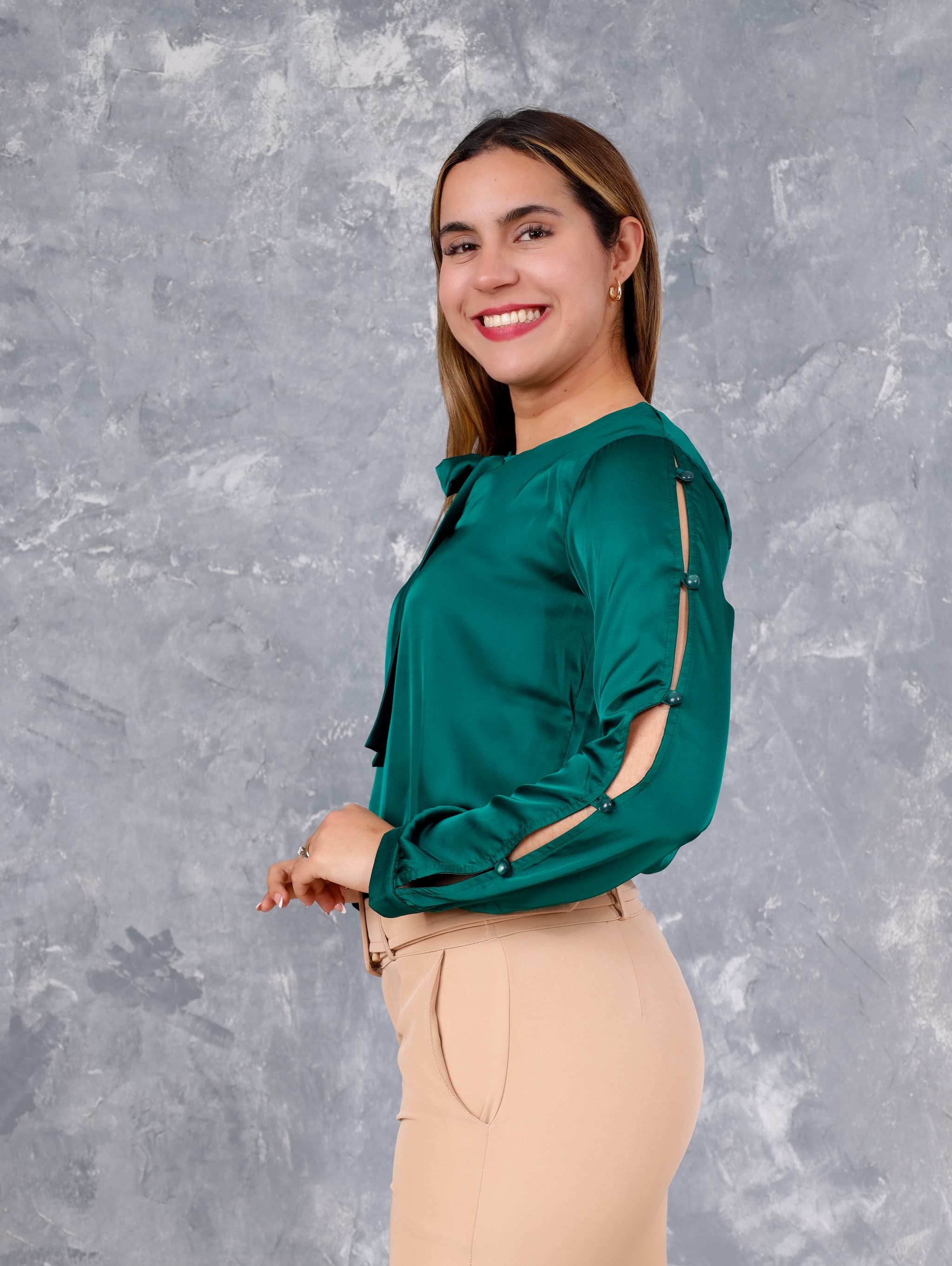 Blusa Sasha en seda satin -diseño moderno con mangas abiertas /talla s,m,l