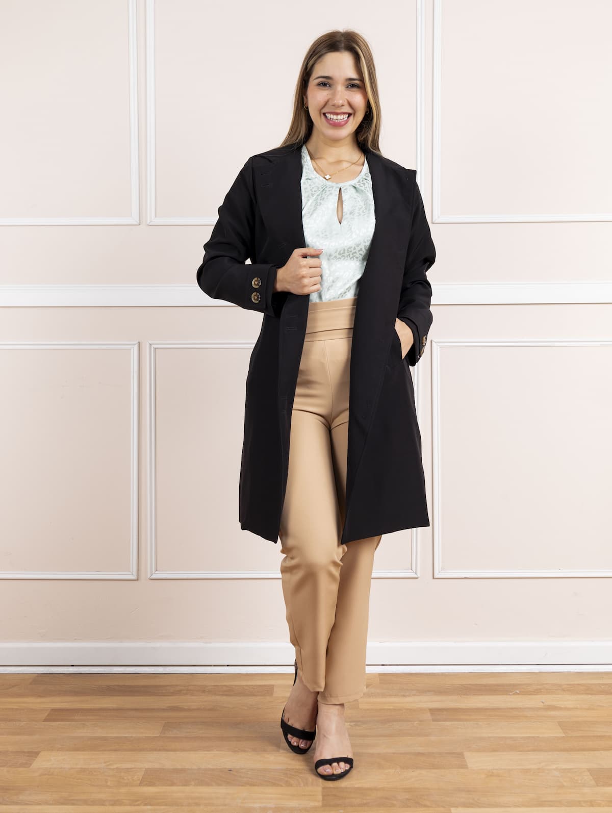 GABARDINA DISEÑO ESTRUCTURADO CON CINTURON