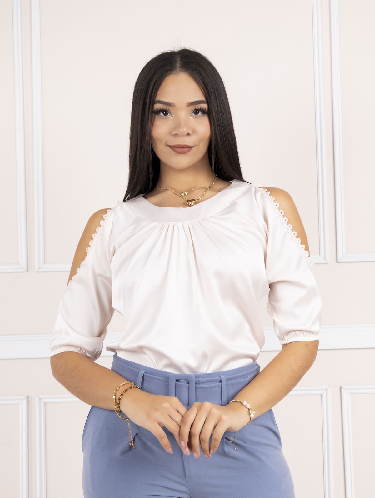 Luana-brillo sutil,presencia serena